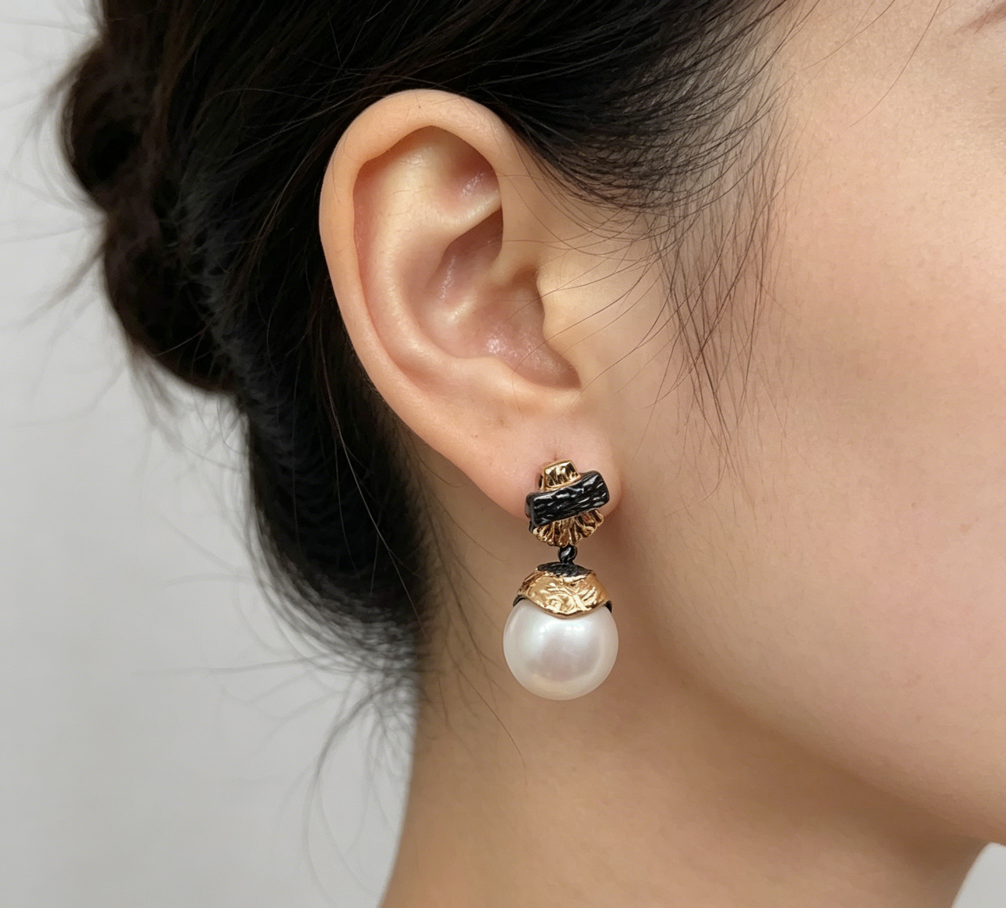 TWO TONE CASTING WITH PEARL STUD