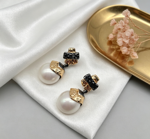 TWO TONE CASTING WITH PEARL STUD