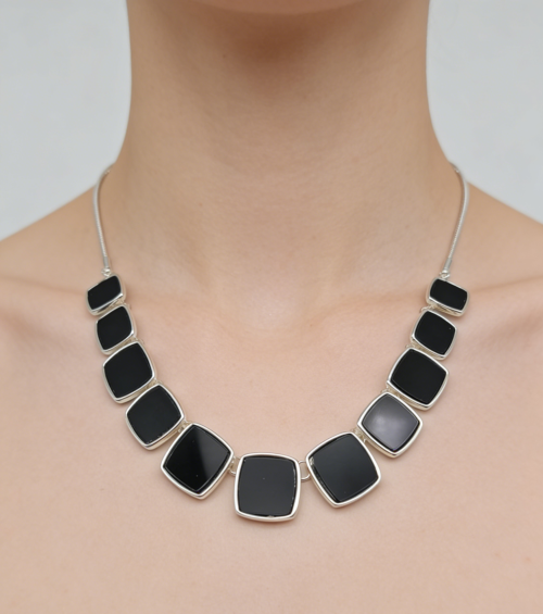 RECTANGLE PENDANT NECKLACE WITH STONE